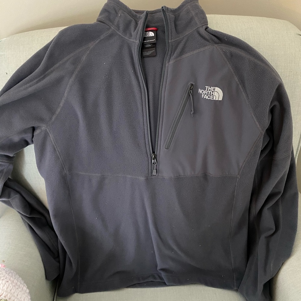 North Face Men’s gray pull over. NWOT. Size L.